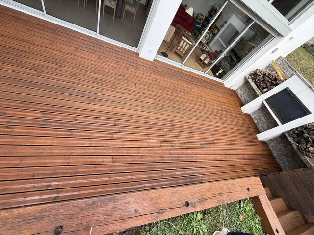 Terrasse en bois exotique devant baie vitrée — entretien bi-annuel