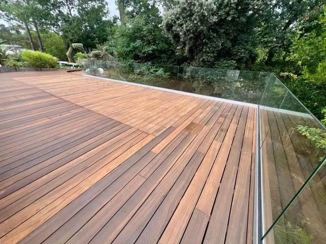 Terrasse surélevée et garde-corps — passage annuel de printemps
