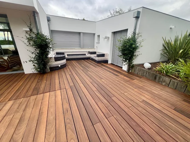 Plage de spa en bois — suivi renforcé zone humide